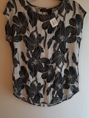 Tahari Black Floral Short Sleeve Tee on Light Gray